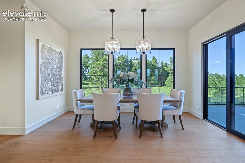 Image 19 of 50: Dining Area