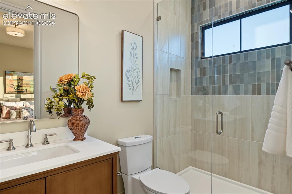 Image 26 of 50: Walk-in glassed shower