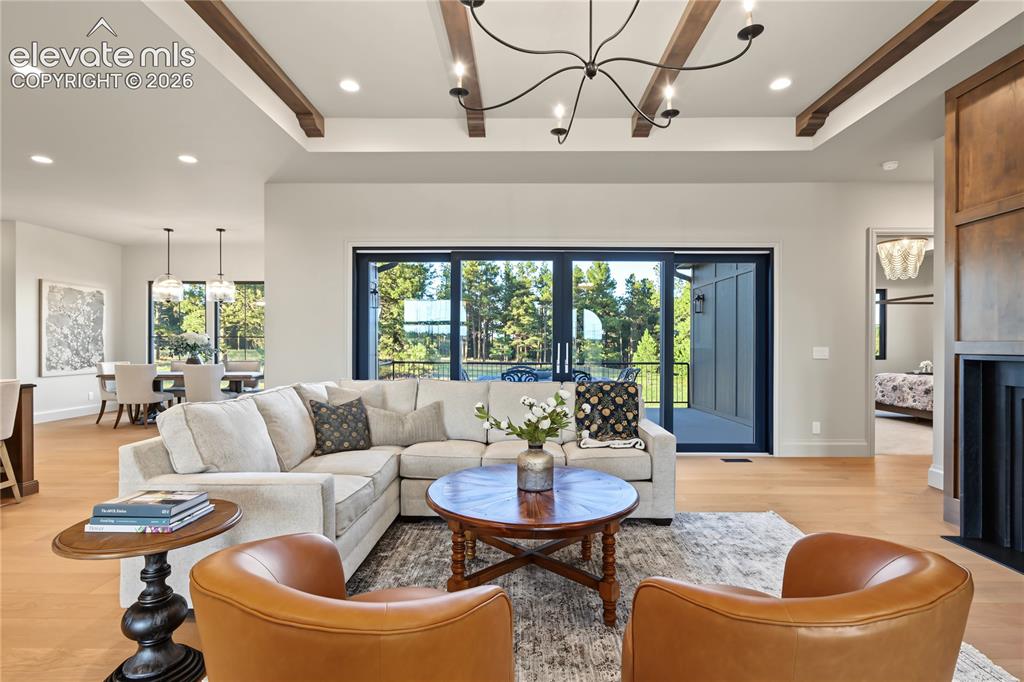 Image 7 of 50: Wooden beams in the open living room