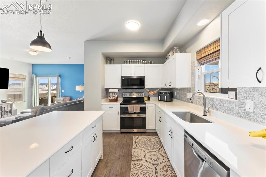 Image 13 of 50: Kitchen