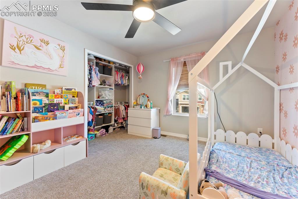 Image 19 of 50: Bedroom