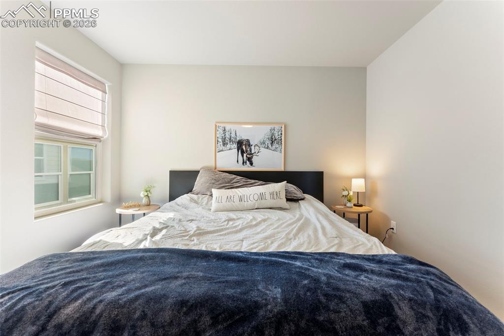 Image 26 of 50: Bedroom