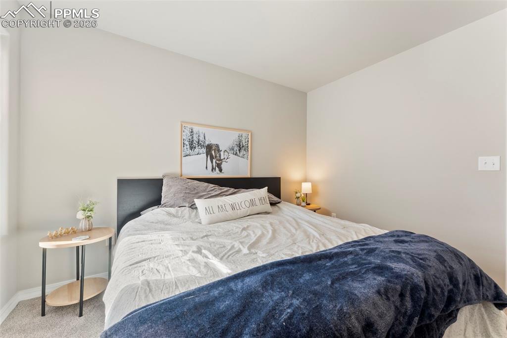 Image 27 of 50: Bedroom