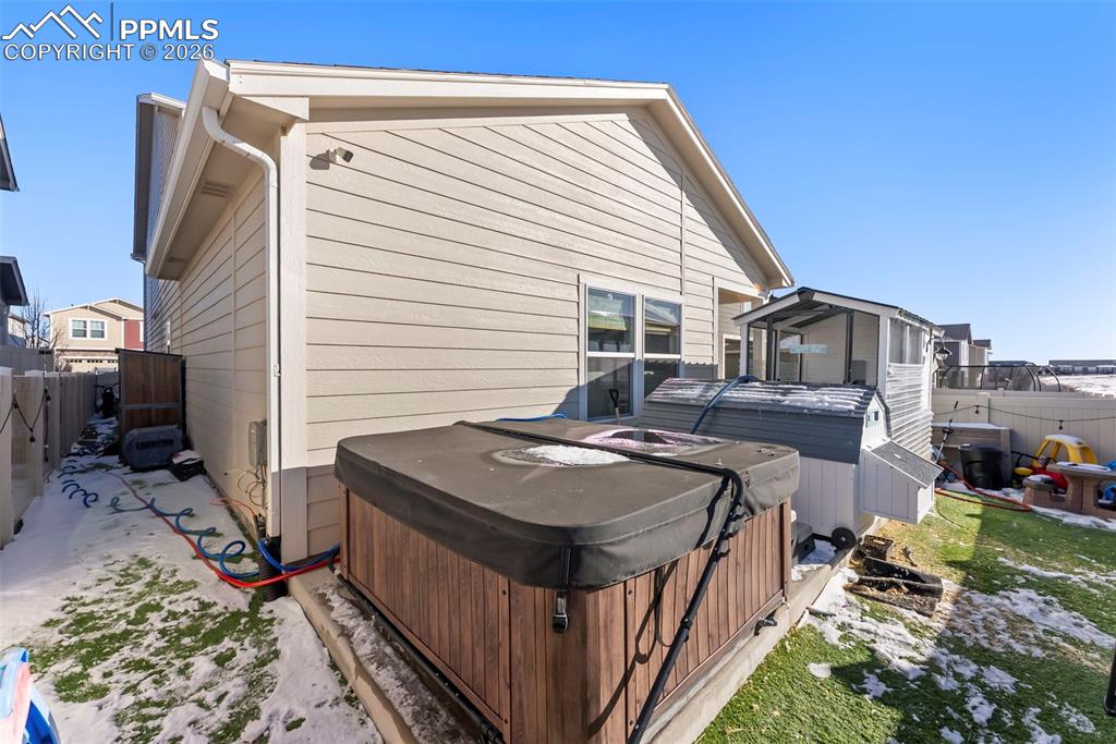 Image 38 of 50: Yard