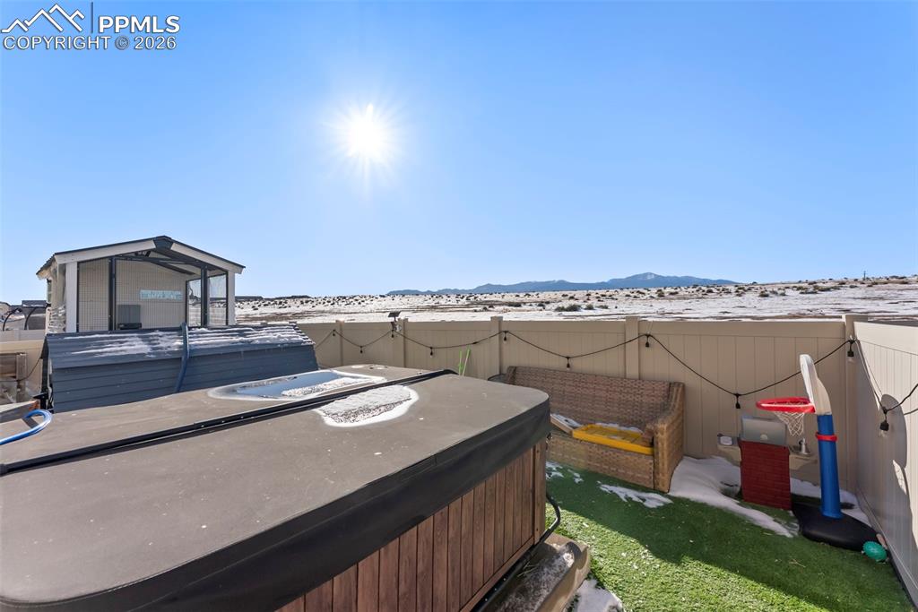 Image 39 of 50: Yard