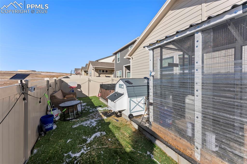 Image 40 of 50: Yard