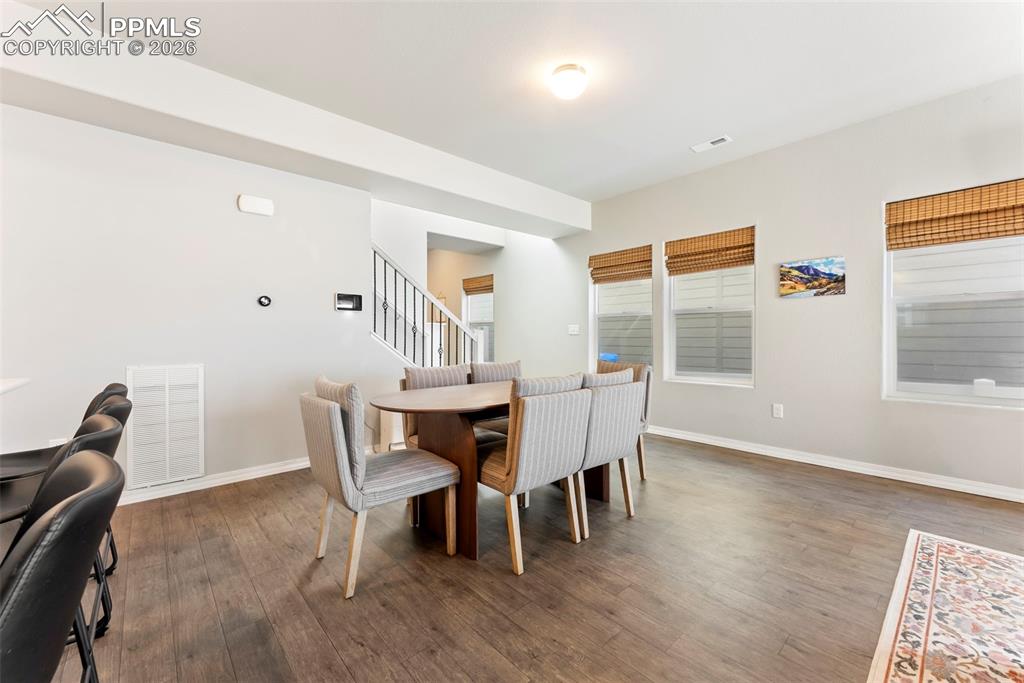 Image 6 of 50: Dining Area