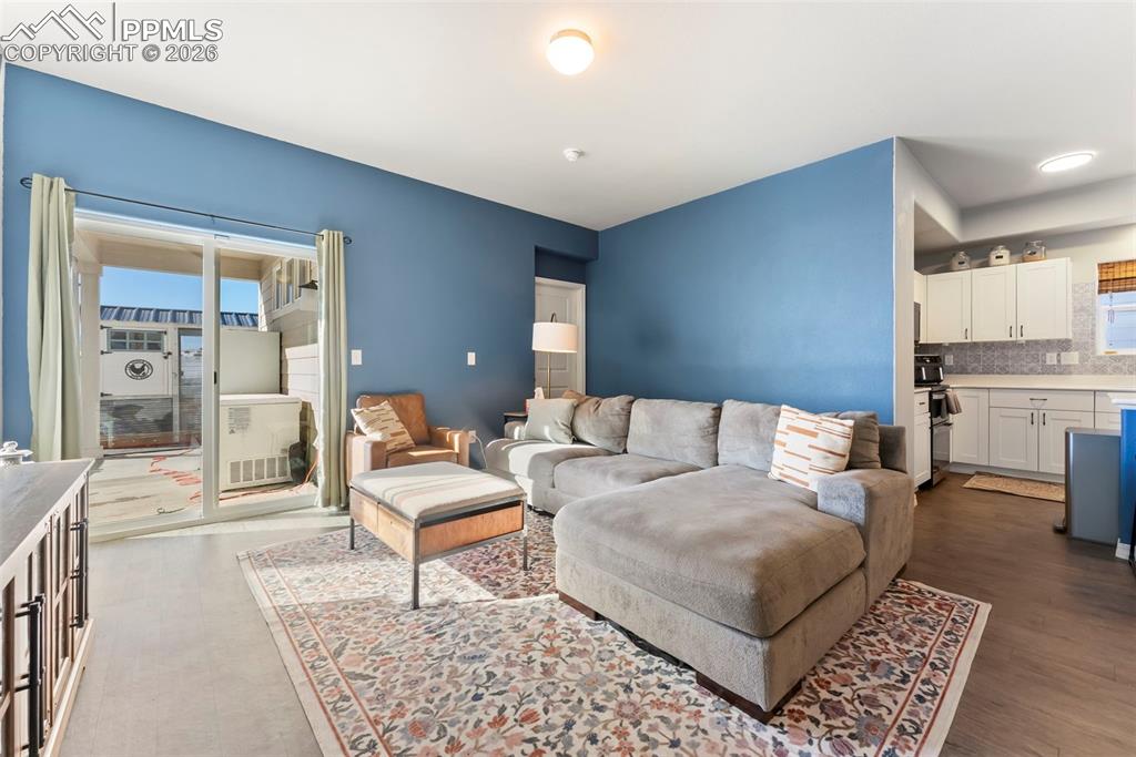 Image 7 of 50: Living Room