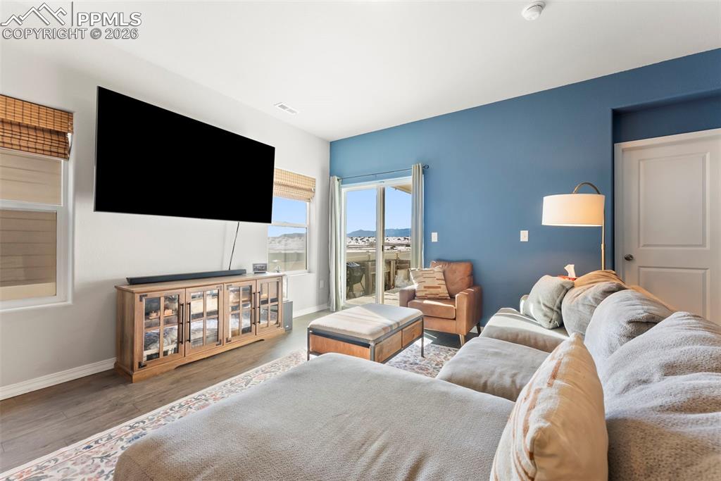 Image 9 of 50: Living Room