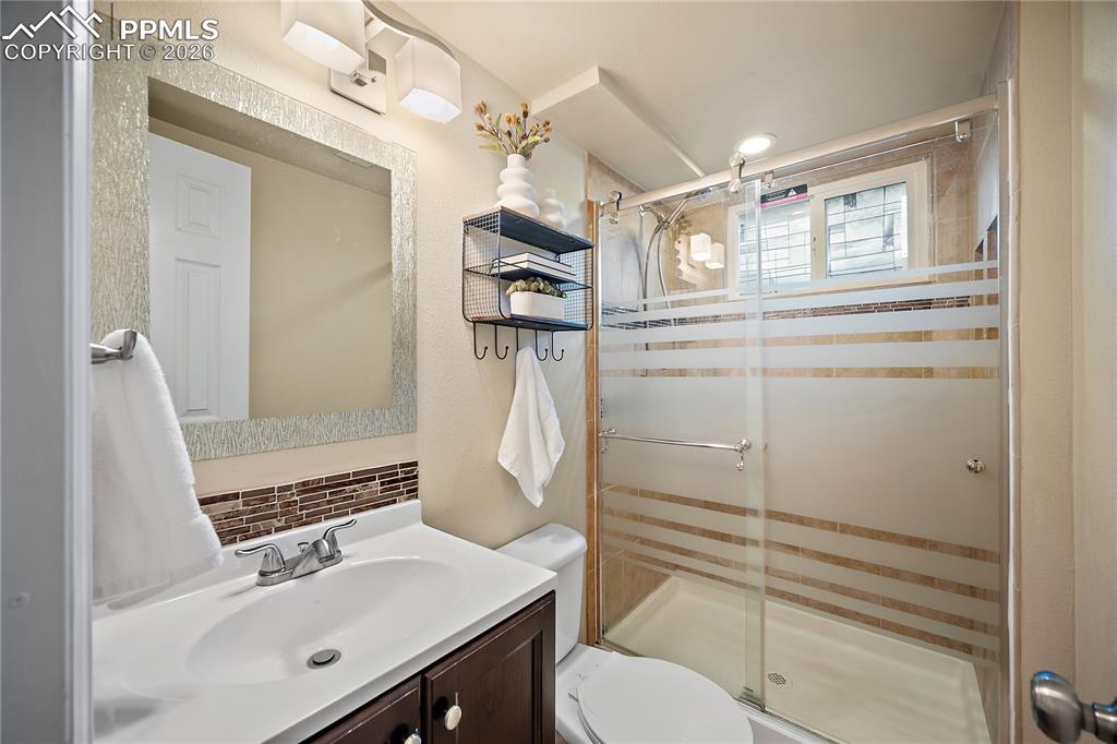 Image 25 of 49: Bathroom