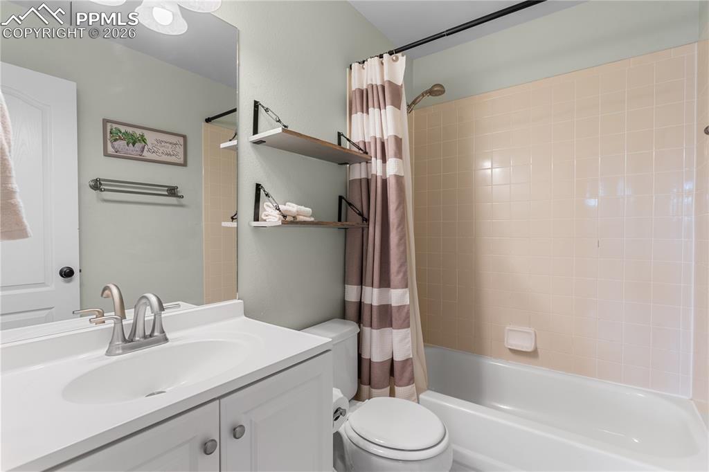 Image 14 of 29: Bathroom