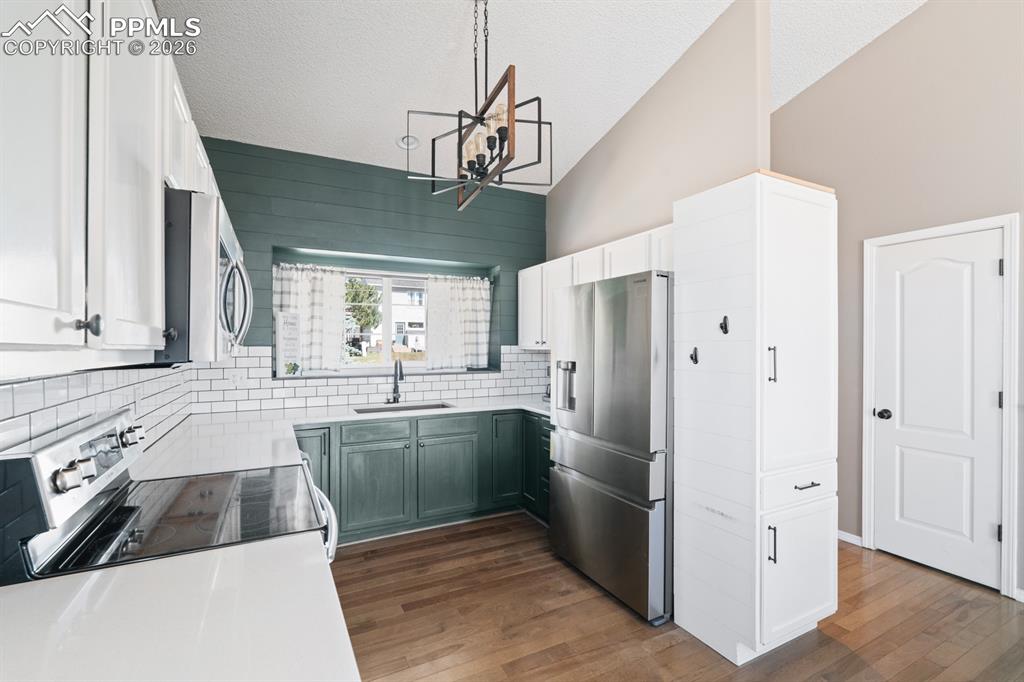 Image 16 of 29: Kitchen