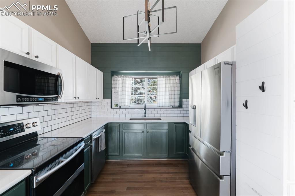 Image 17 of 29: Kitchen