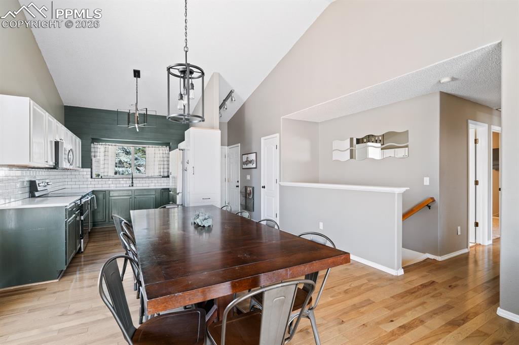 Image 5 of 29: Dining Area