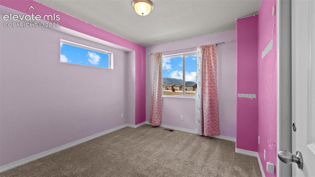 Image 22 of 29: Bedroom