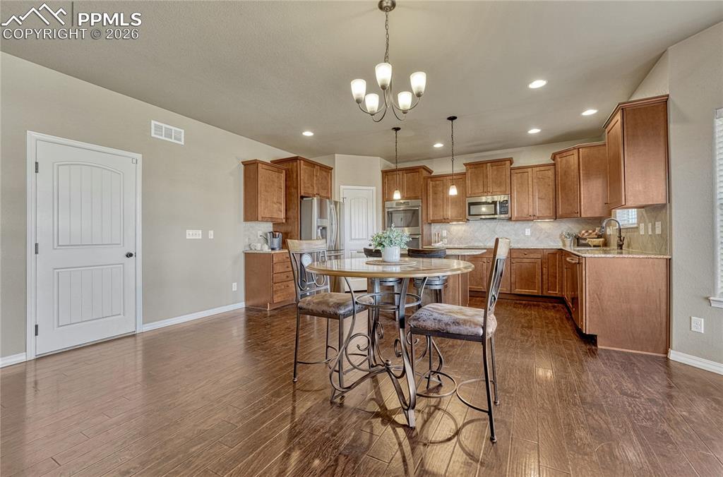 Image 11 of 31: Dining Area