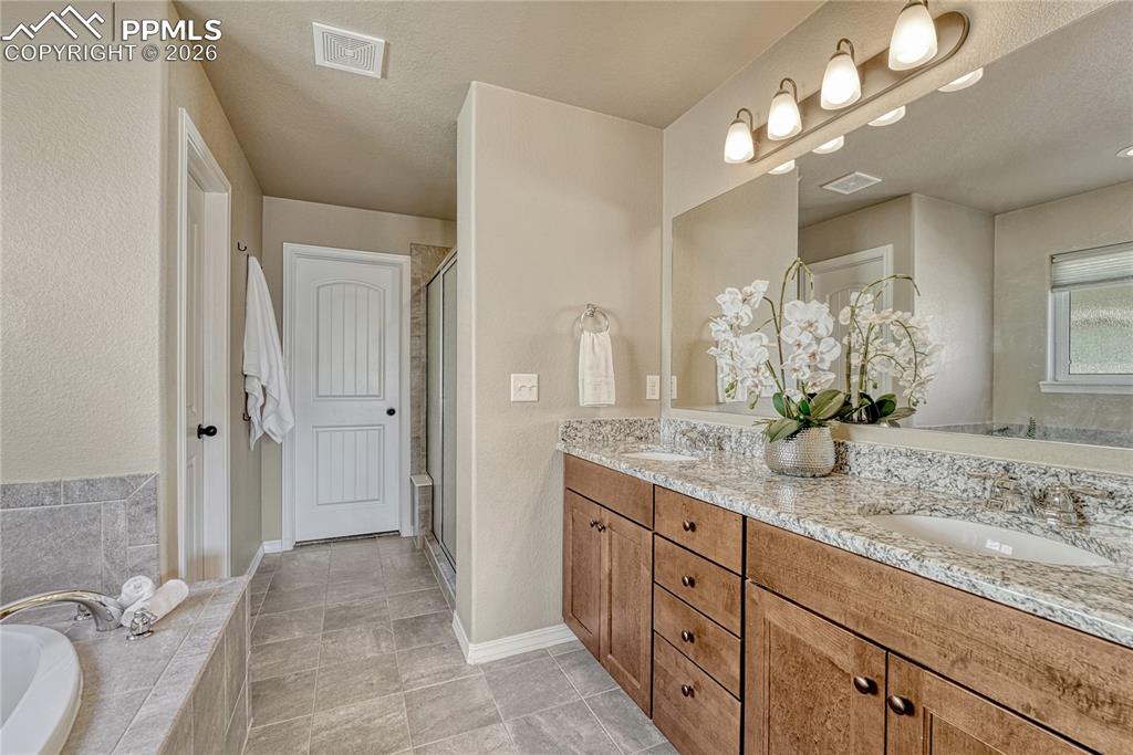 Image 24 of 31: Bathroom