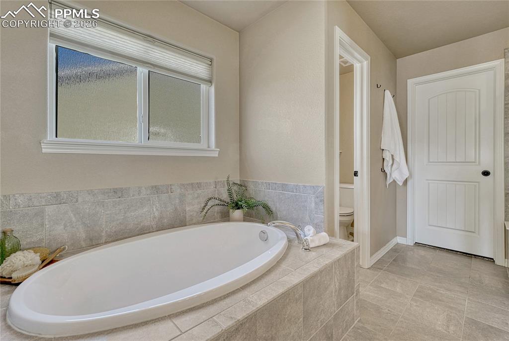 Image 25 of 31: Bathroom