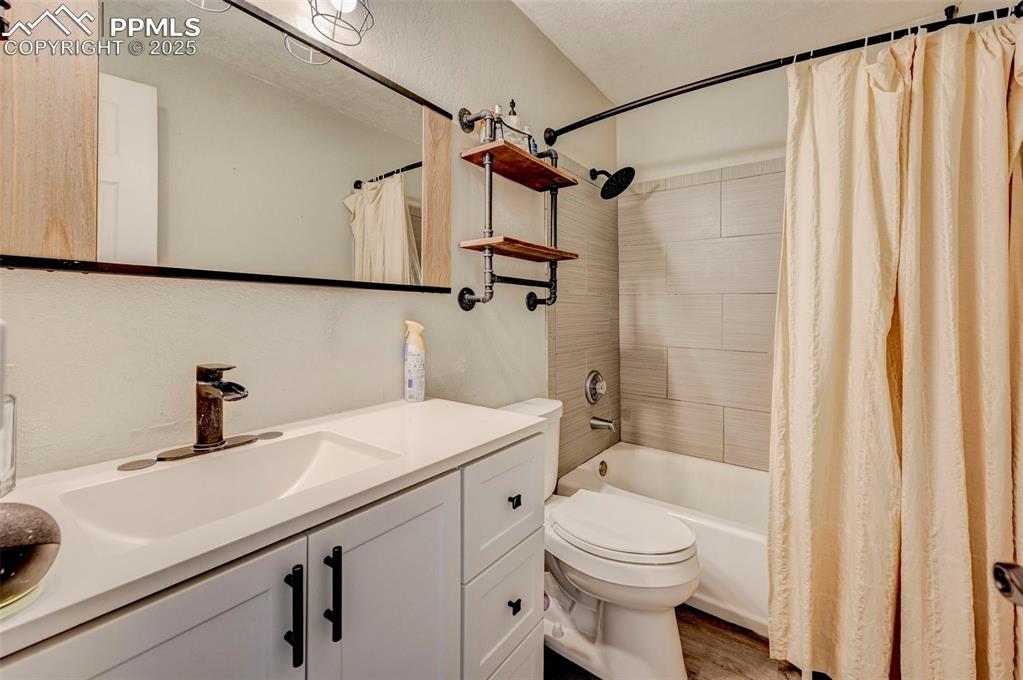 Image 15 of 26: Bathroom