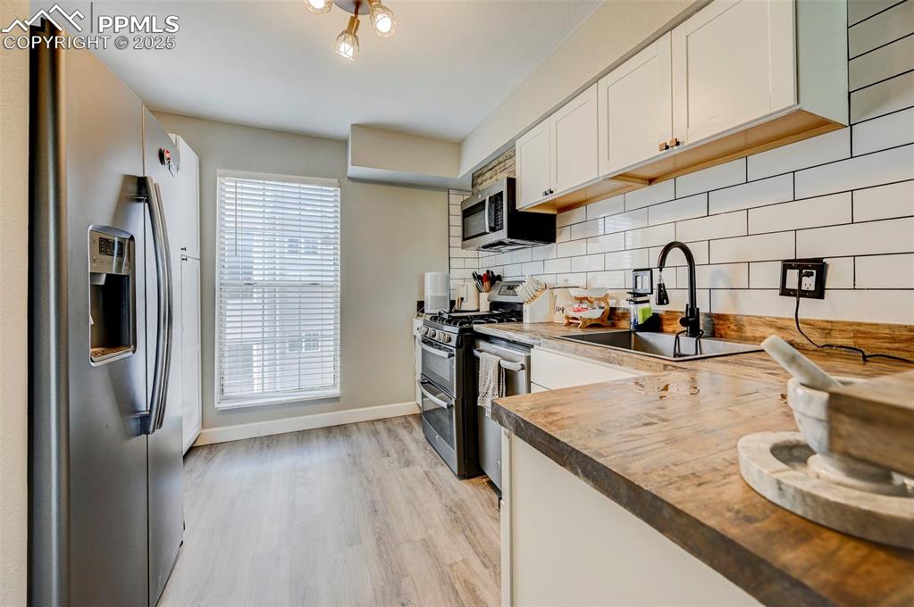Image 9 of 26: Kitchen