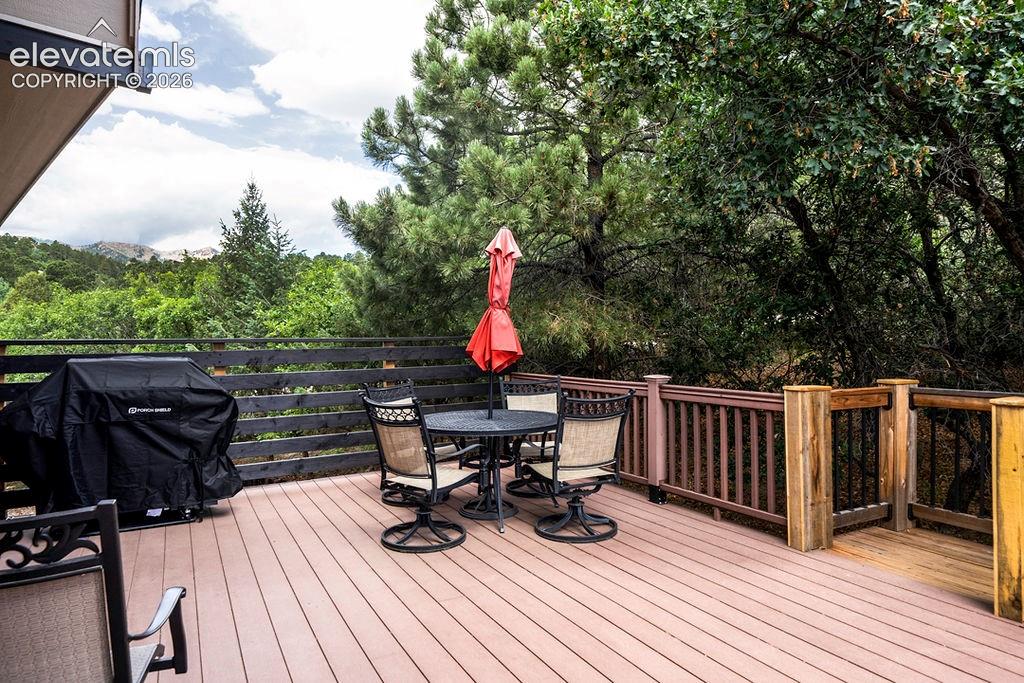 Image 15 of 50: Deck