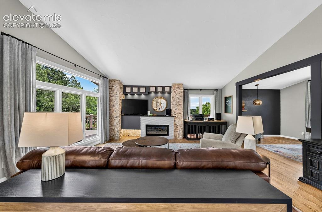 Image 18 of 50: Living room