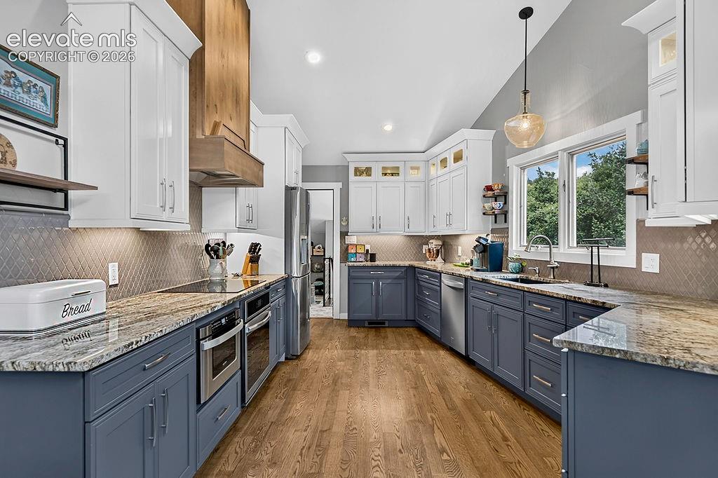 Image 6 of 50: Lovely, spacious, bright kitchen on the upper level