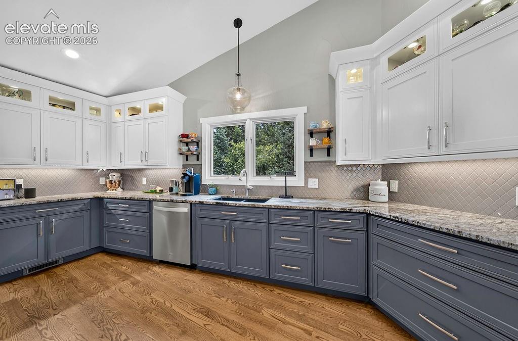 Image 7 of 50: Tons of counter space!