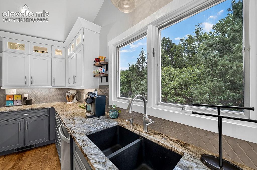Image 8 of 50: Kitchen