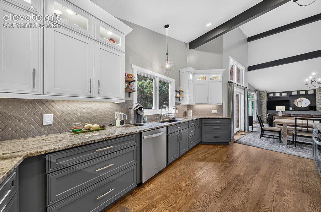 Image 9 of 50: Kitchen