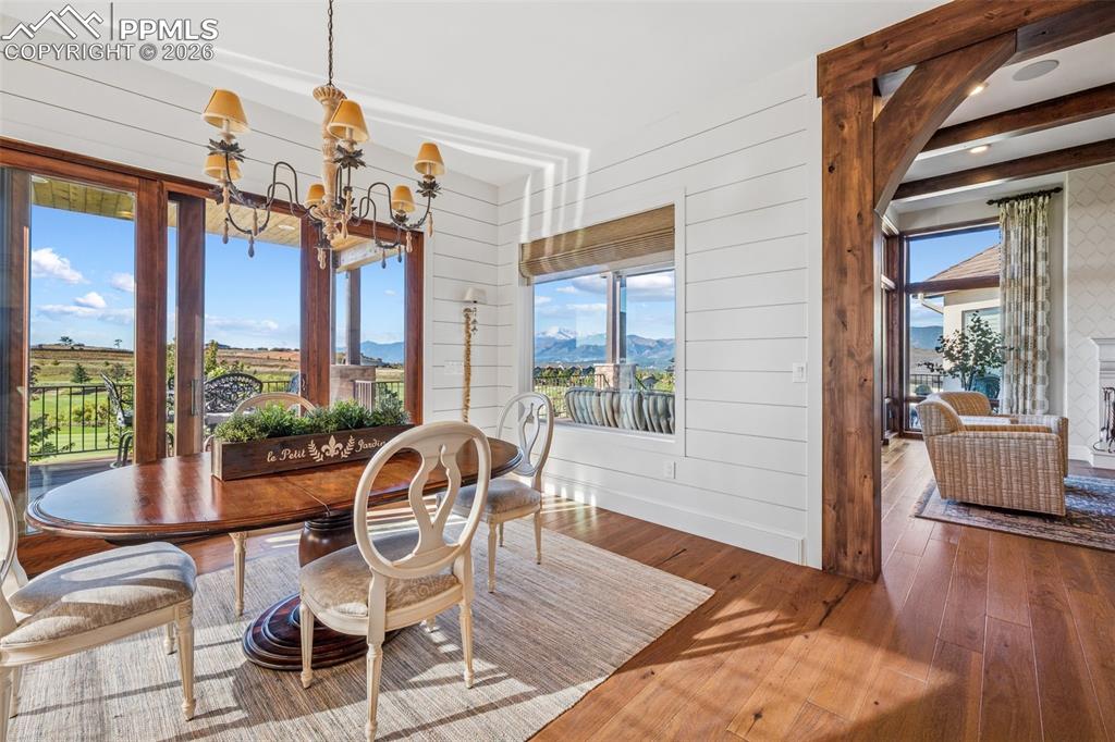 Image 10 of 50: Dining Area