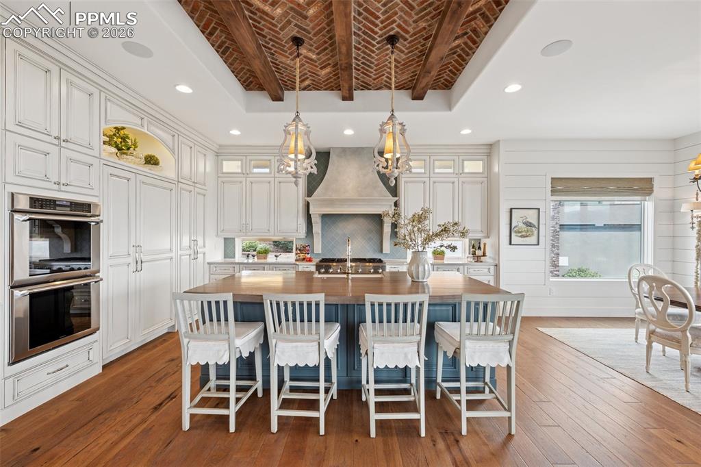 Image 12 of 50: Kitchen