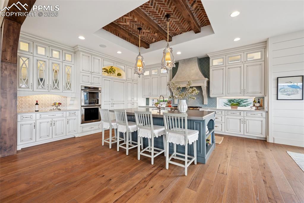 Image 13 of 50: Kitchen