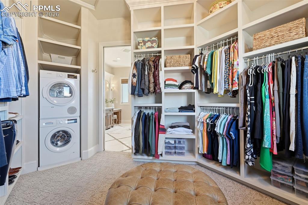 Image 23 of 50: Closet