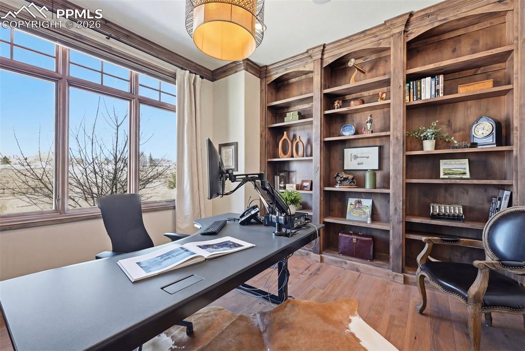 Image 24 of 50: Office