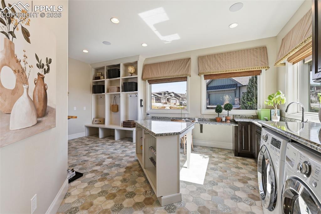 Image 27 of 50: Laundry