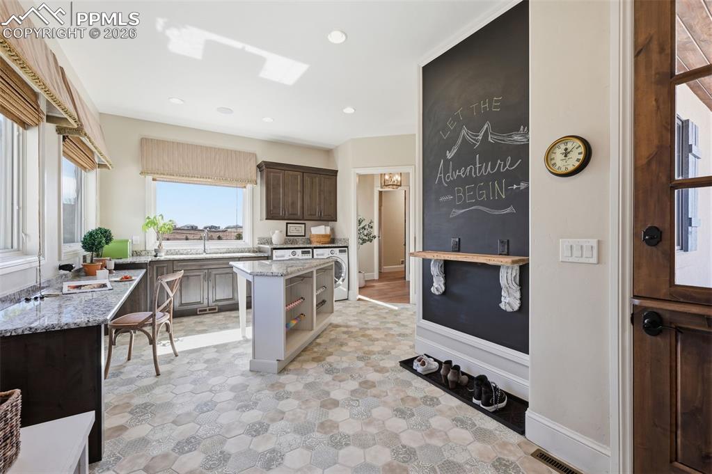 Image 28 of 50: Laundry