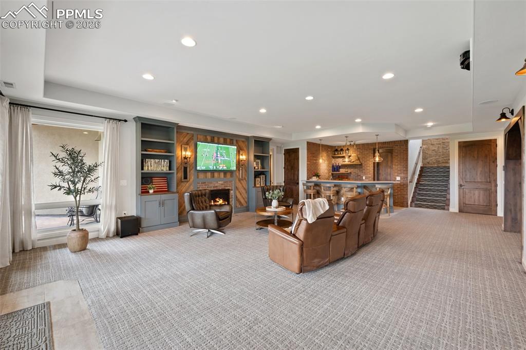 Image 33 of 50: Family Room