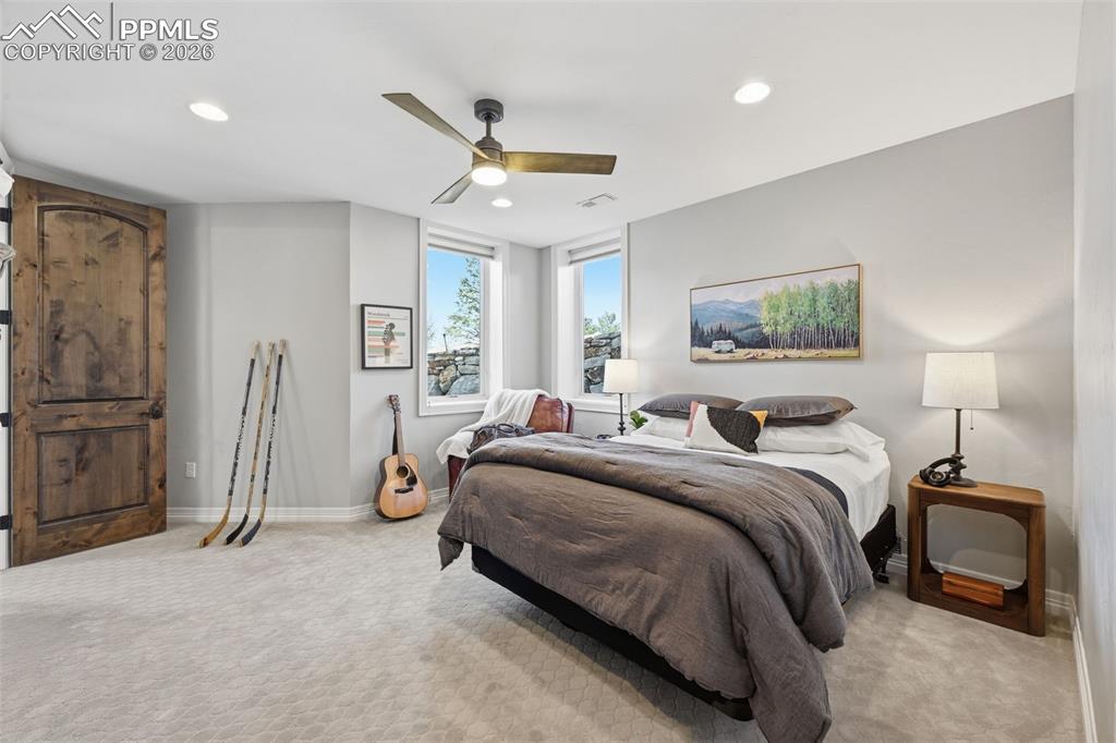 Image 39 of 50: Bedroom