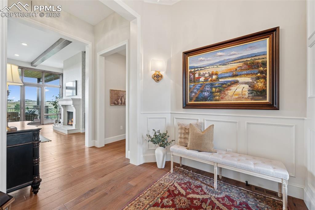 Image 4 of 50: Entrance Foyer