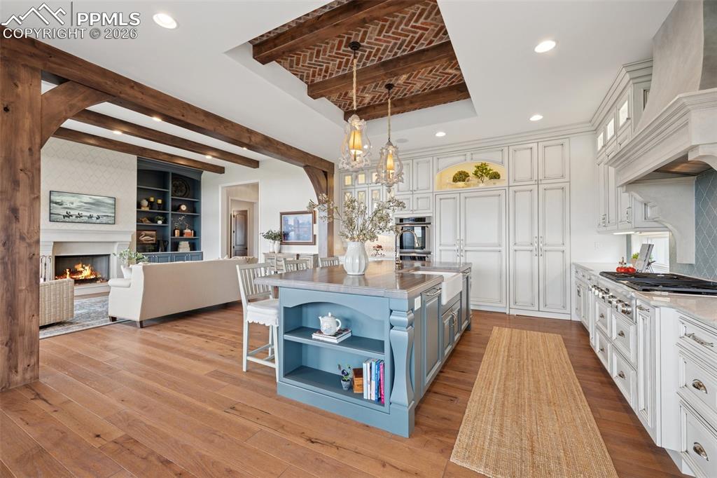 Image 7 of 50: Kitchen