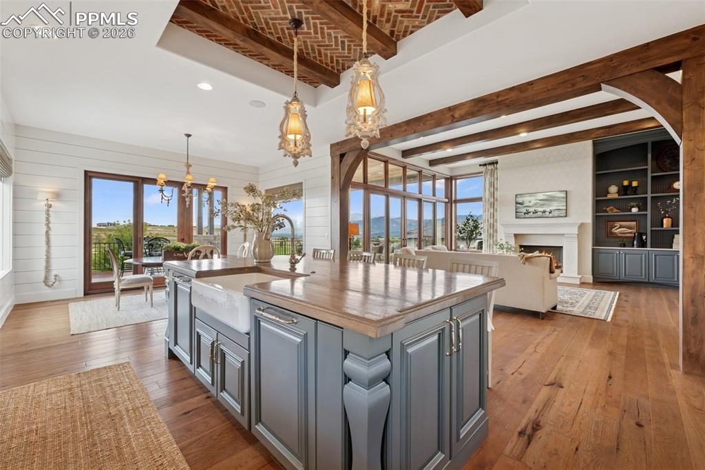 Image 8 of 50: Kitchen