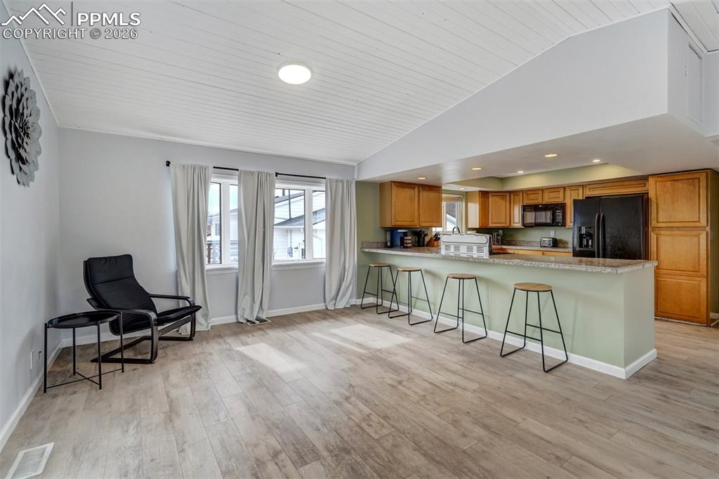 Image 10 of 50: Dining Area