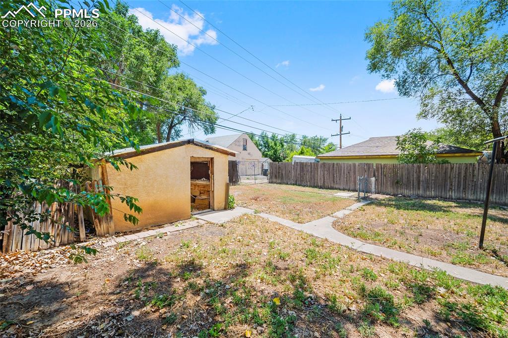 Image 10 of 32: Yard