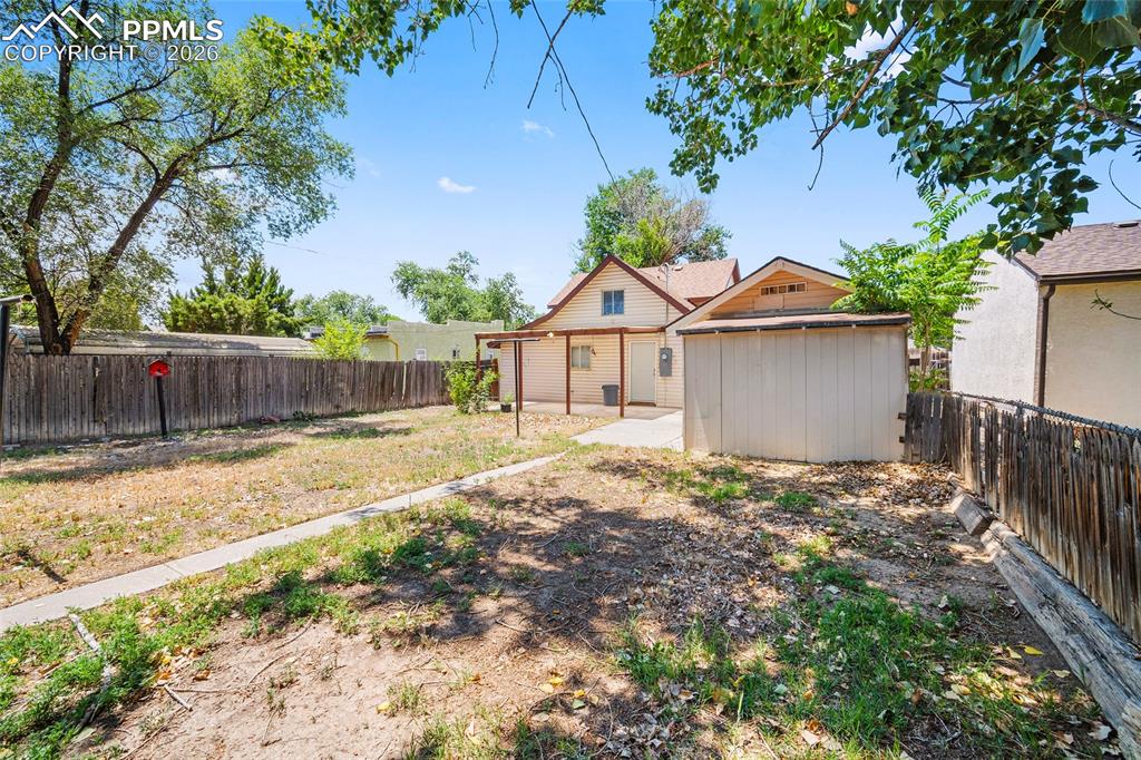 Image 11 of 32: Yard