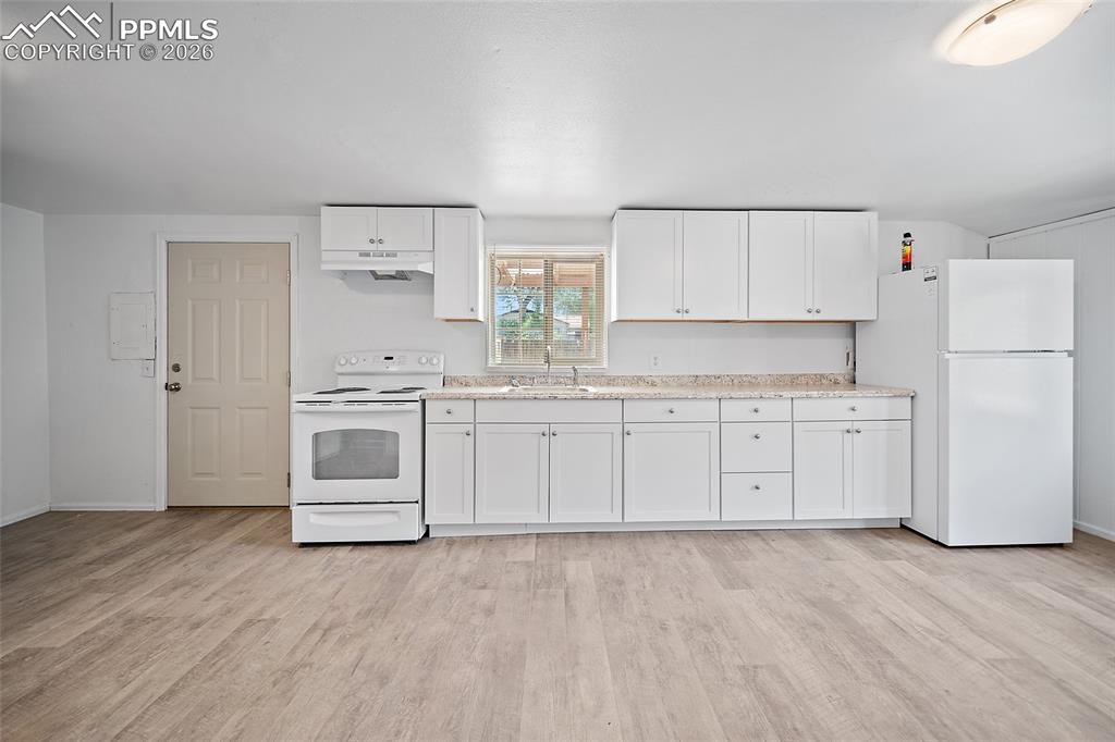 Image 17 of 32: Kitchen