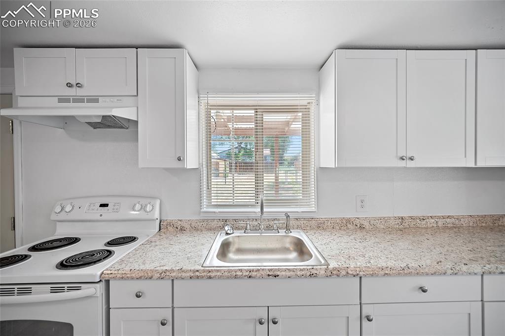 Image 18 of 32: Kitchen