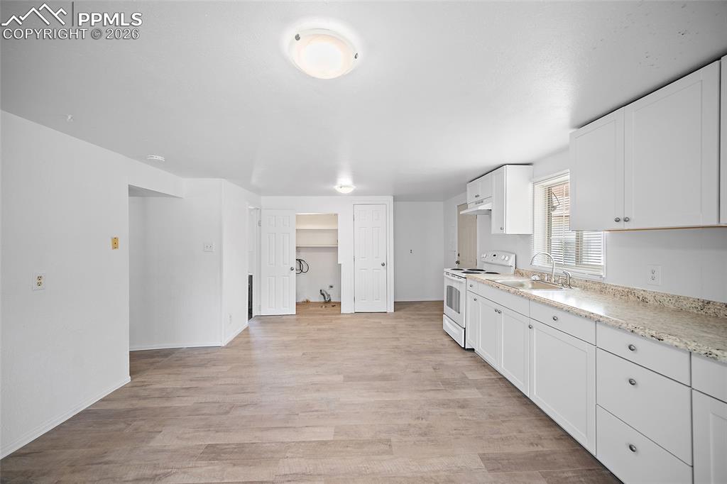 Image 20 of 32: Kitchen