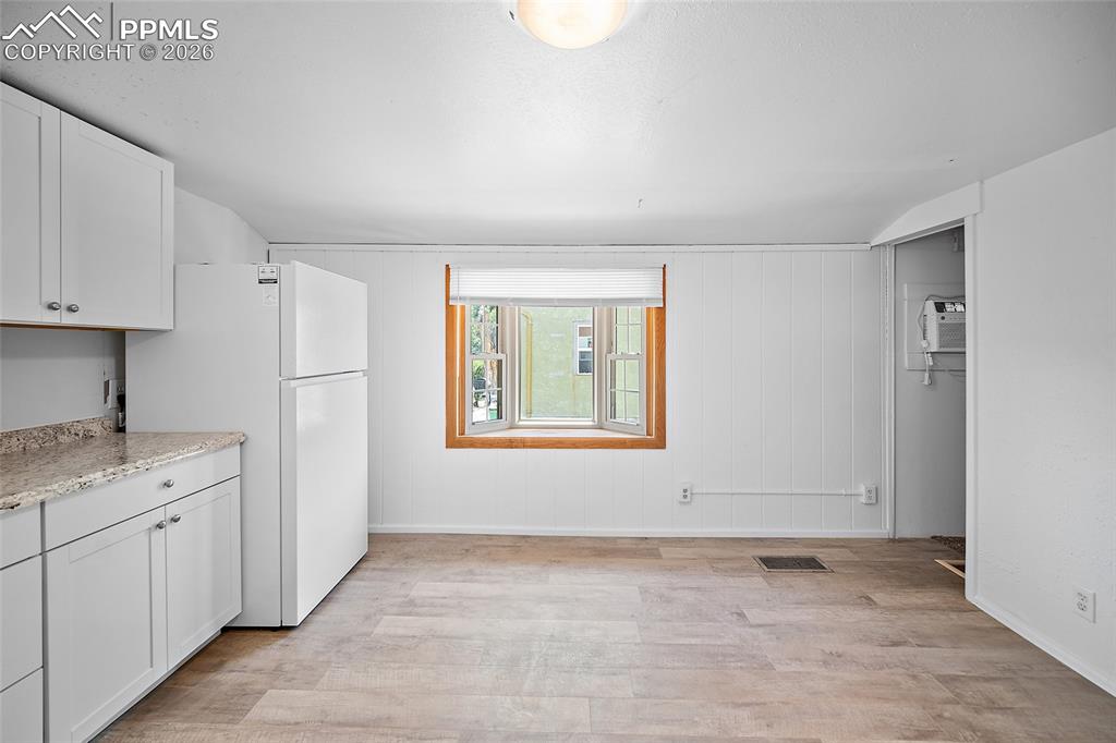 Image 21 of 32: Kitchen