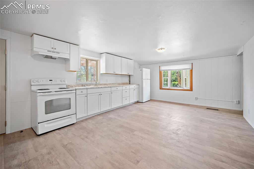 Image 22 of 32: Kitchen